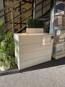 Komoda szklana z ekspozycji Salonu Janki