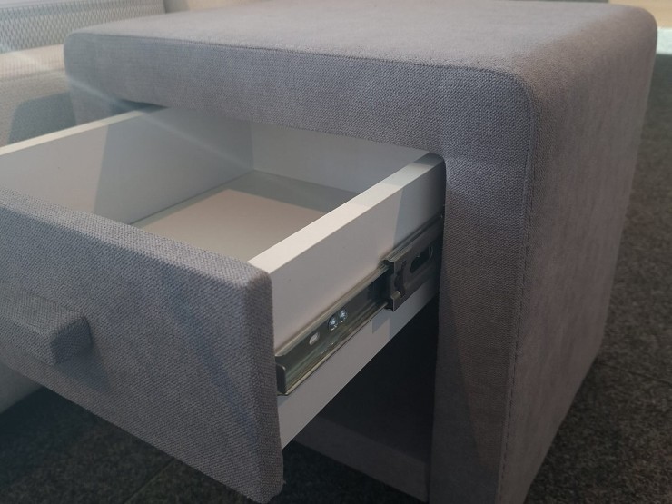 Stolik nocny 80685 z ekspozycji Łódź