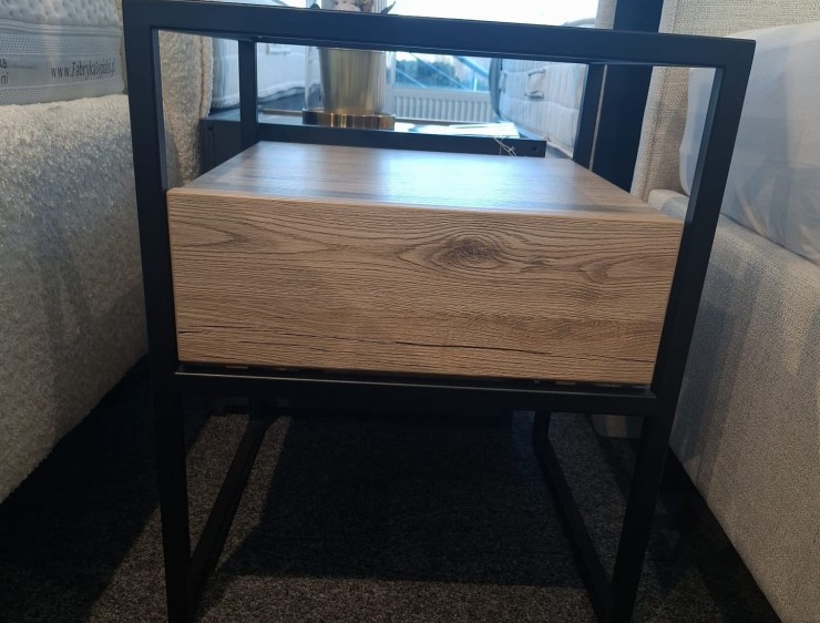 Stolik nocny Glass Loft z ekspozycji Łódź 