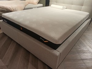 Materac TEMPUR PRO PLUS MEDIUM FIRM 160x200 z ekspozycji Salonu Józefów 