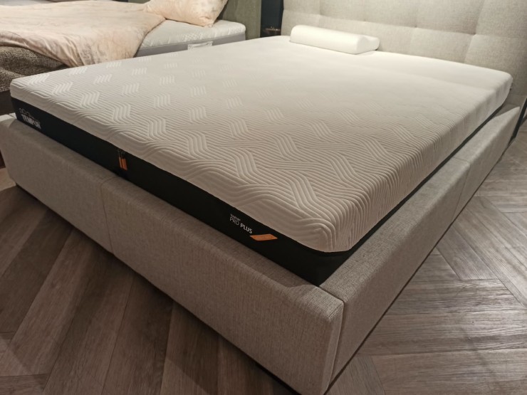 Materac TEMPUR PRO PLUS MEDIUM FIRM 160x200 z ekspozycji Salonu Józefów 