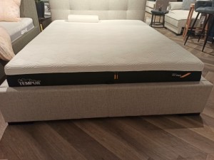 Materac TEMPUR PRO PLUS MEDIUM FIRM 160x200 z ekspozycji Salonu Józefów 