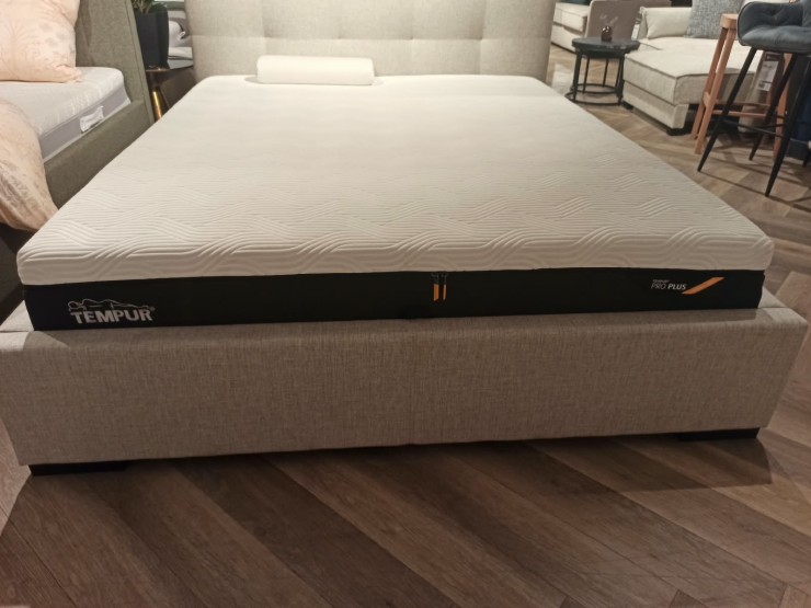 Materac TEMPUR PRO PLUS MEDIUM FIRM 160x200 z ekspozycji Salonu Józefów 